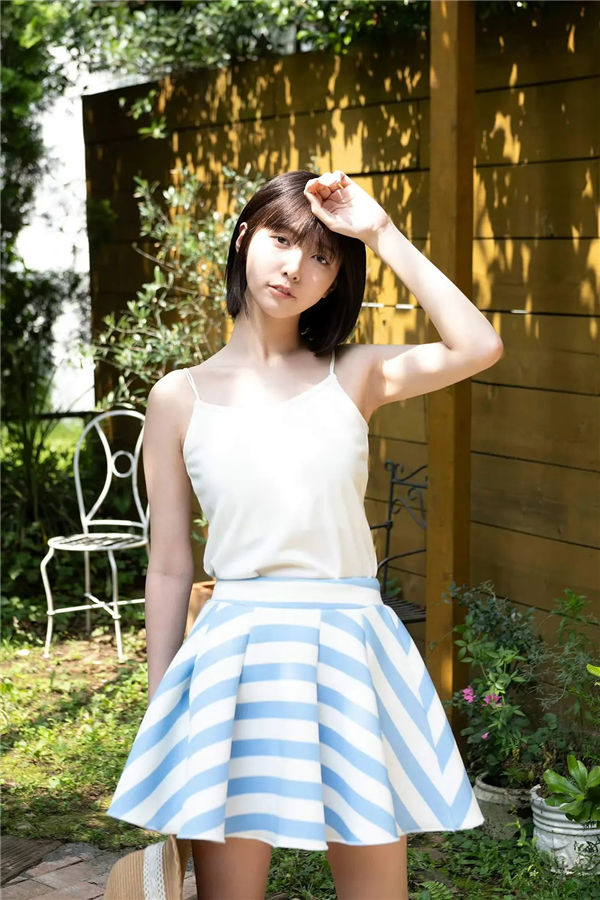 月埜ヒスイ写真集《半径数メートルの夏》高清全本[54P]