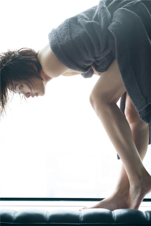 山崎真实写真集《Black》高清全本[52P]