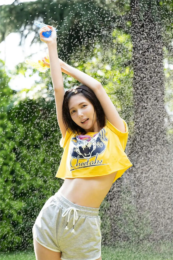 月埜ヒスイ写真集《半径数メートルの夏》高清全本[54P]