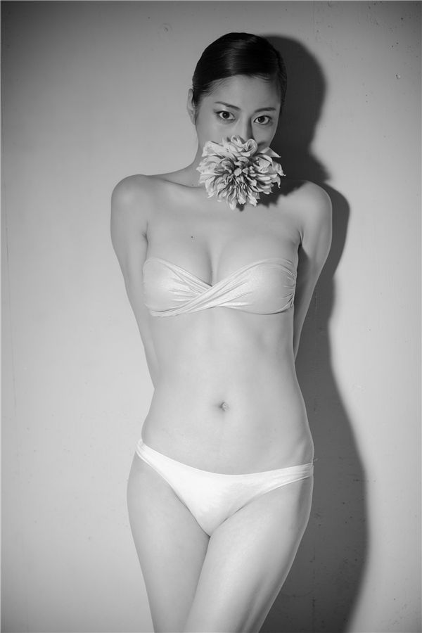杉本有美写真集《杉本有美×松田忠雄 yumi-mono-chrome》高清全本[73P]