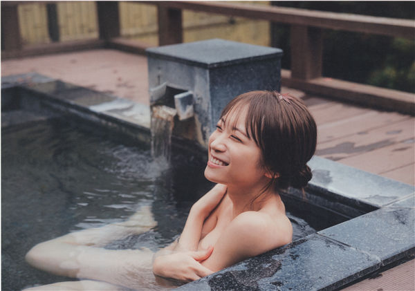 秋元真夏写真集《振り返れば、乃木坂》高清全本[161P]