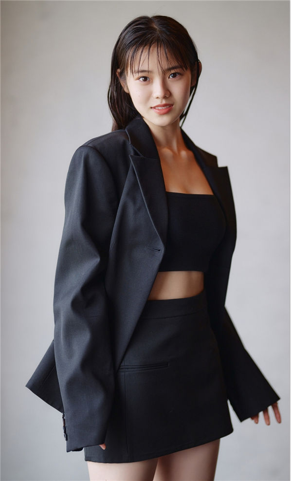 志田琥珀写真集《少女と大人の狭間で》高清全本[54P]