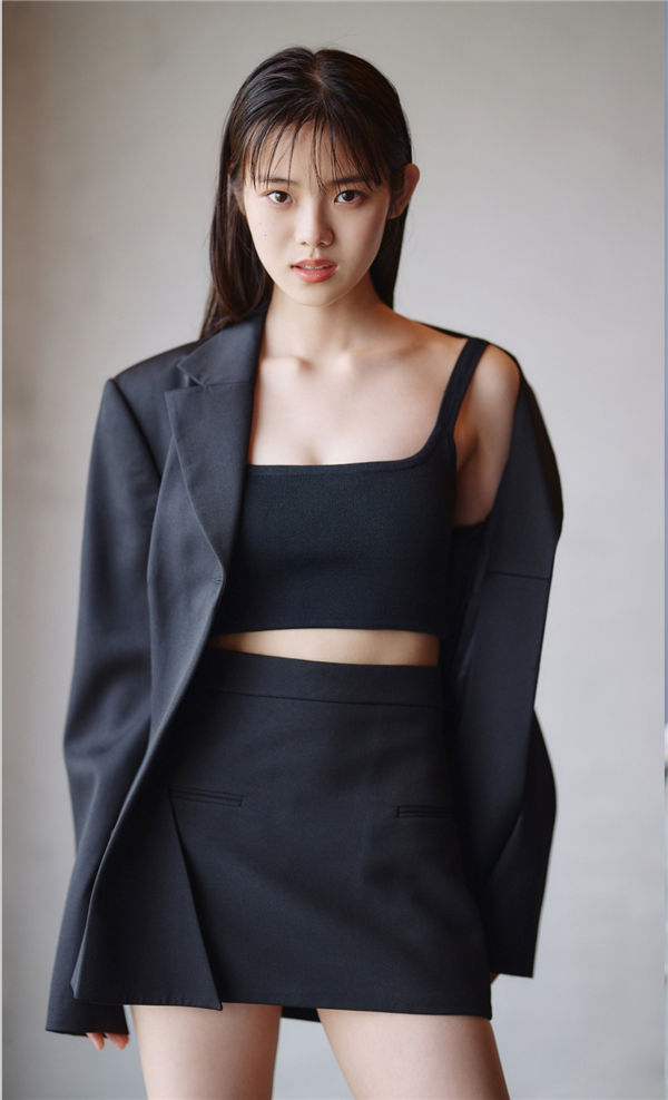 志田琥珀写真集《少女と大人の狭間で》高清全本[54P]