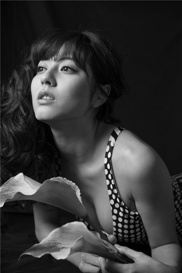 杉本有美写真集《杉本有美×松田忠雄 yumi-mono-chrome》高清全本[73P]