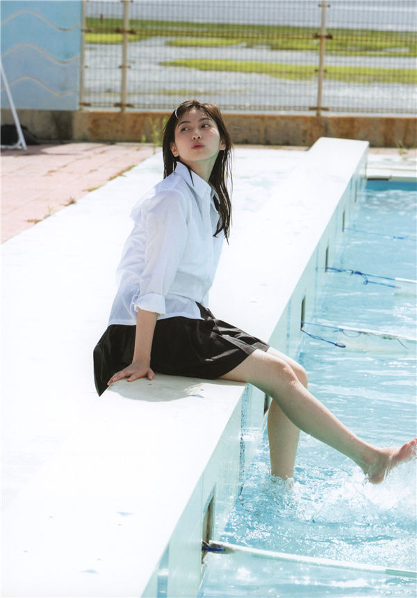 植村朱莉写真集《AKARI》高清全本[90P]