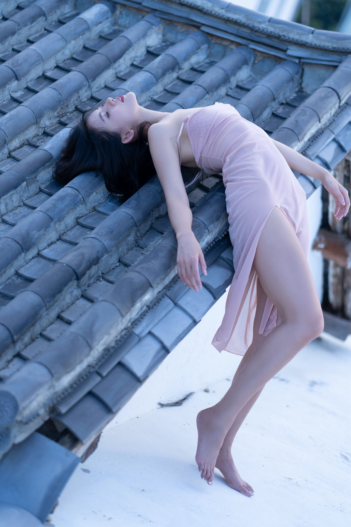 最新超人气嫩模阿朱(就是阿朱啊)天台屋顶露出摄影 性感酥乳窈窕身材 4K原版视频超细腻[105P+1V/4K 2.75G] - OK写真